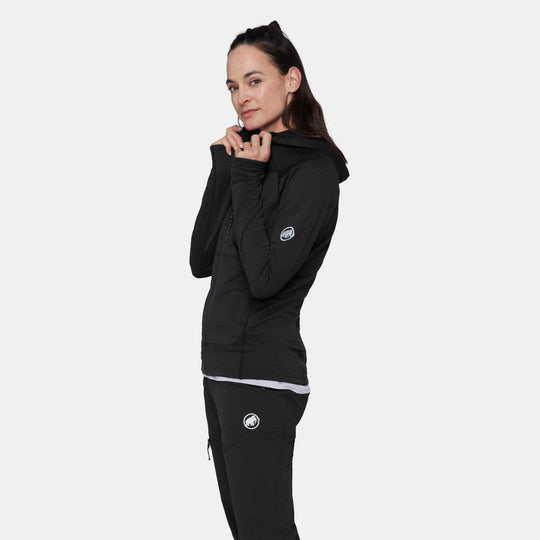 Mammut Taiss ML Hooded Jacket Women Black – indossata, vista laterale