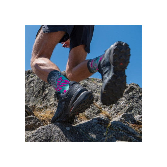 Calze BV Sport Trail Ultra Collector DBDB Ville vs Montagne, calze indossate su terreno roccioso