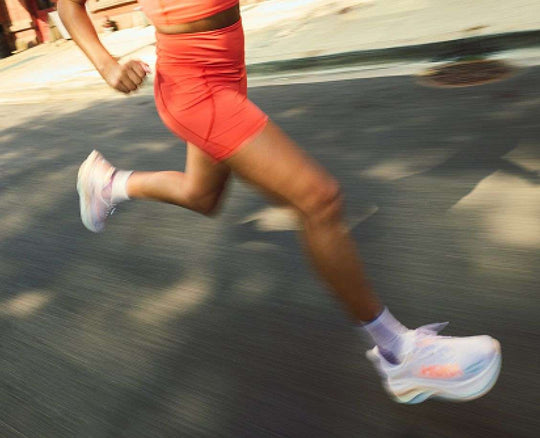 HOKA Skyward X 2 donna Lilac Cream/Tangerine Glow, scarpe indossate