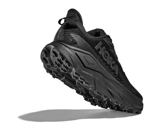 HOKA Challenger 8 Gtx uomo Black/Carbon Black, vista inclinata con suola visibile