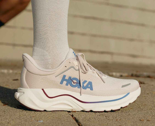HOKA Arahi 9 uomo Stucco/Grout, scarpe indossate