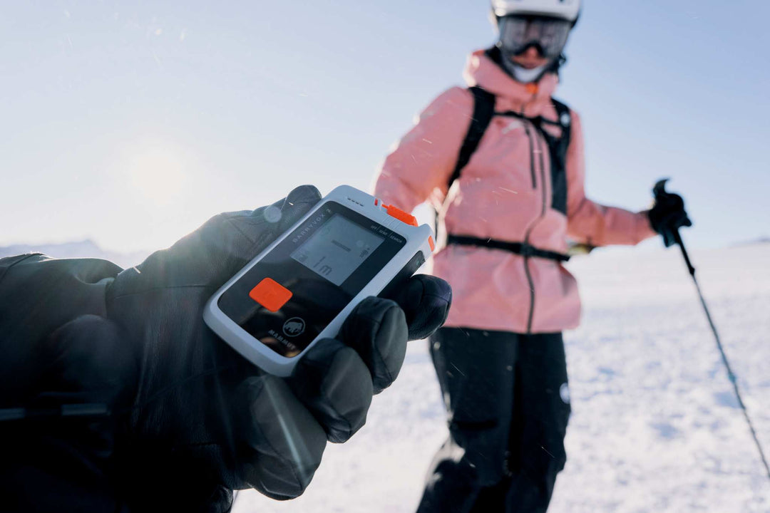 Mammut Barryvox 2 White utilizzato con i guanti sulla neve