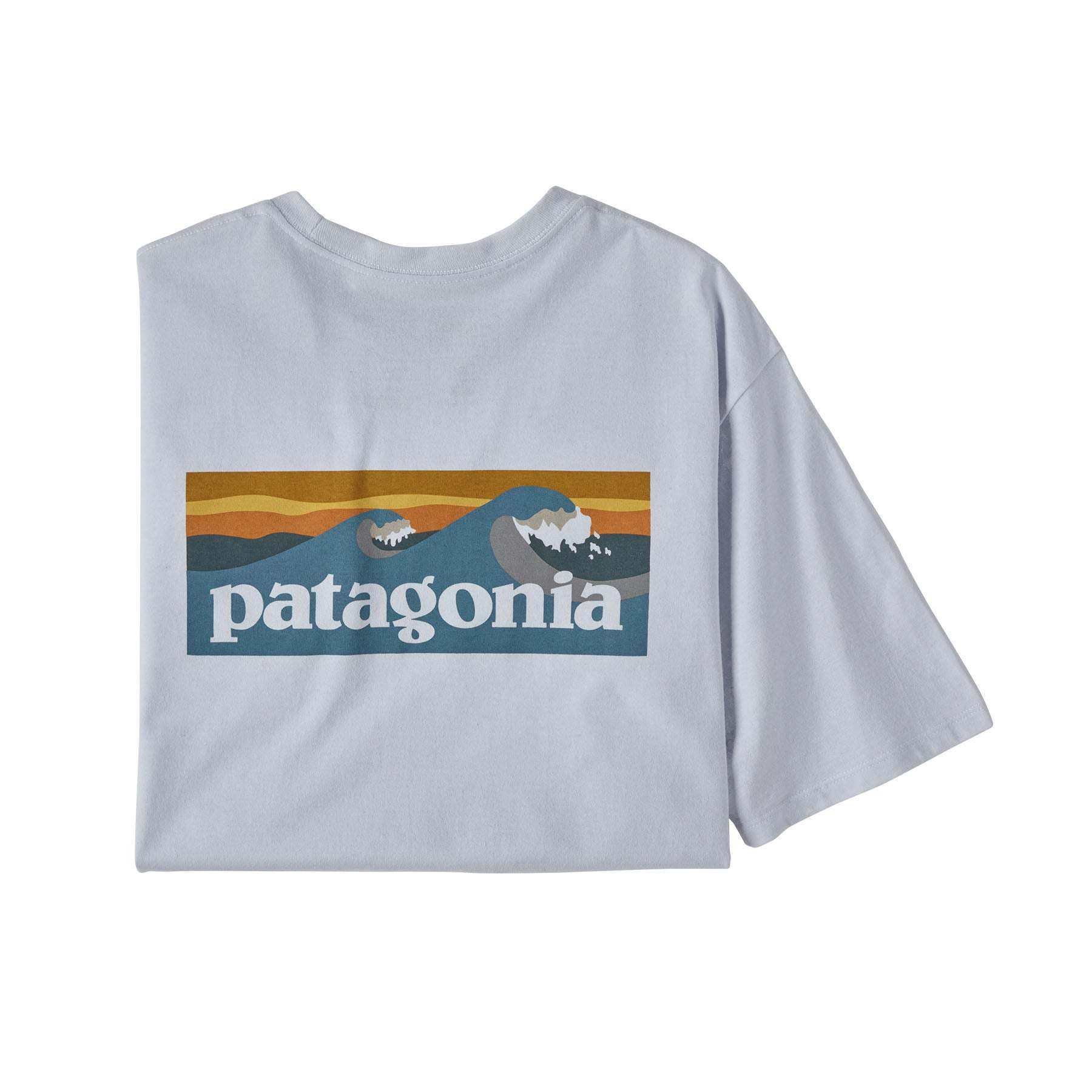 Maglietta riciclata Patagonia con taschino e logo, realizzata in materiali ecologici e certificata Fair Trade.
