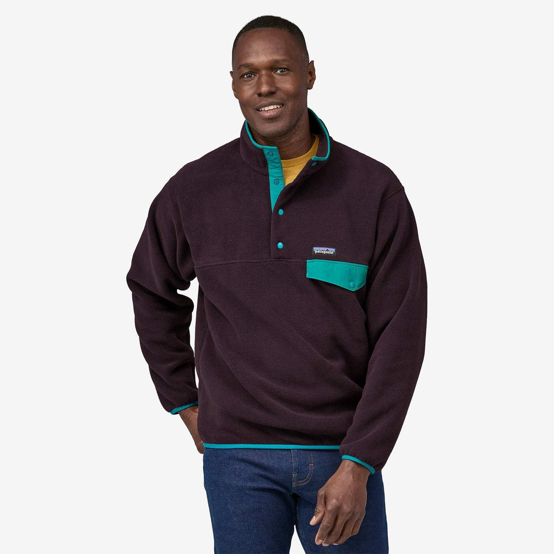 Men's Synch Snap-T P/O pullover in recycled polyester fleece, featuring a classic chest pocket and nylon flaps.