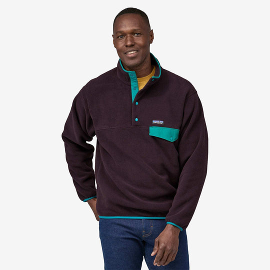 Men's Synch Snap-T P/O pullover in recycled polyester fleece, featuring a classic chest pocket and nylon flaps.