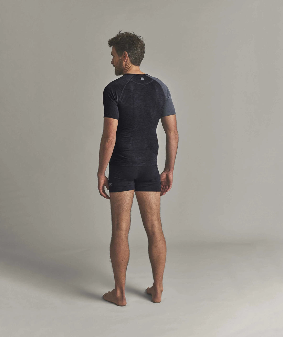 Ortovox 120 Comp Light Short Sleeve M Black Raven, vista indossata