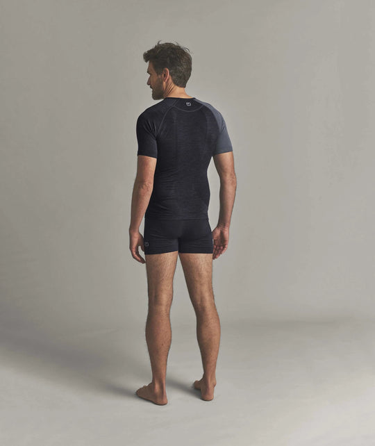 Ortovox 120 Comp Light Short Sleeve M Black Raven, vista indossata