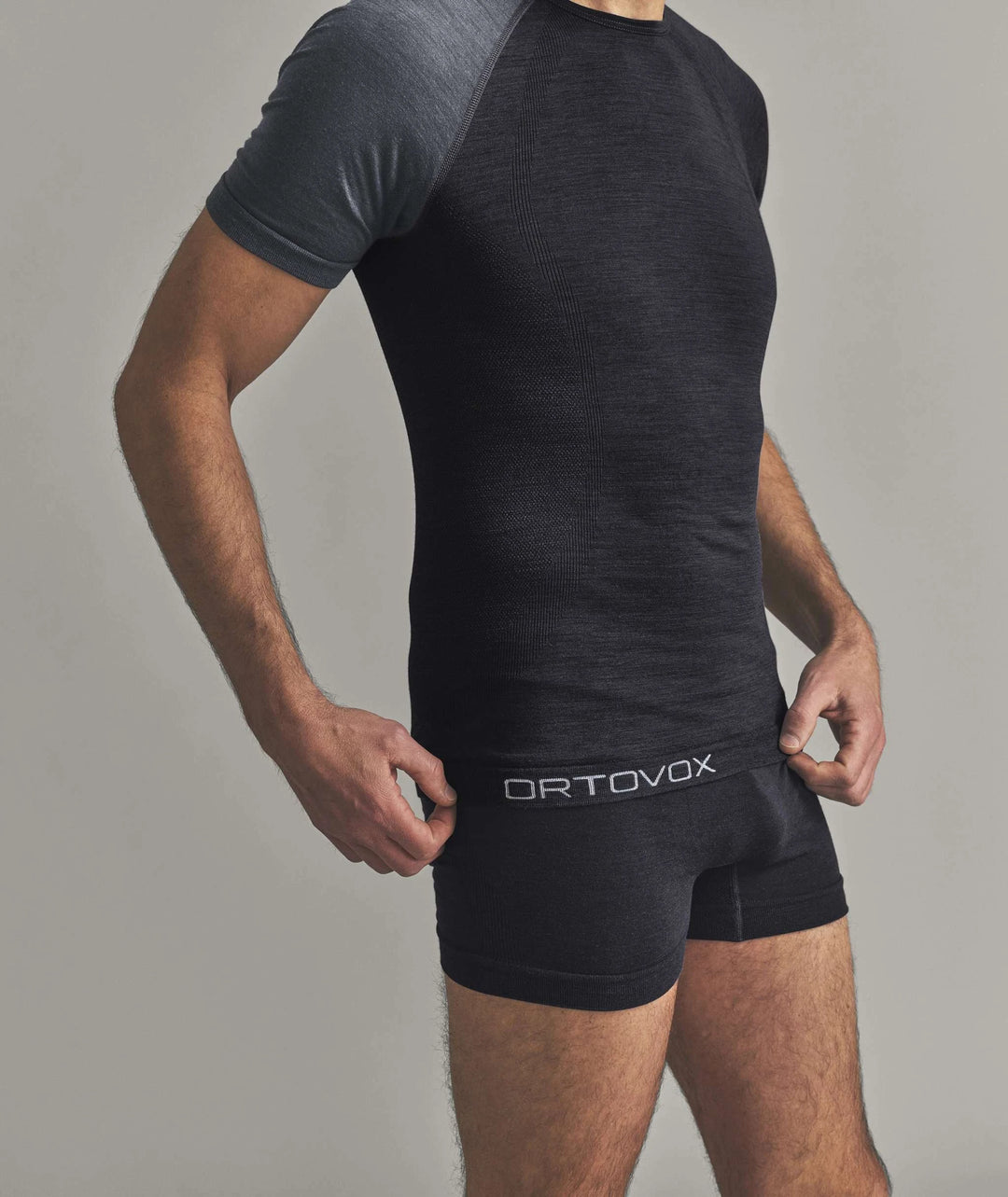 Ortovox 120 Comp Light Short Sleeve M Black Raven, vista indossata