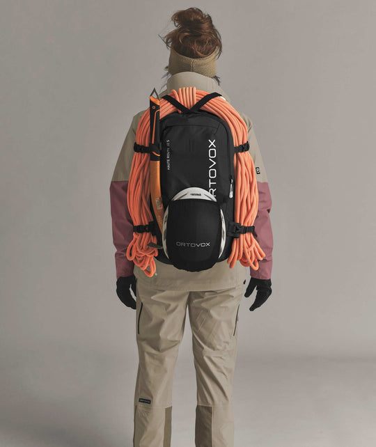 Ortovox Haute Route 30 S Black Raven, indossato con fissaggio di corda e casco