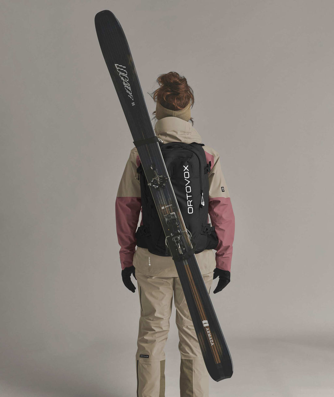 Ortovox Haute Route 30 S Black Raven, indossato con sci fissati in diagonale