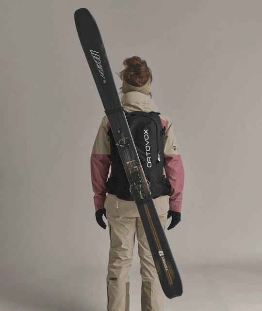 Ortovox Haute Route 30 S Black Raven, indossato con sci fissati in diagonale