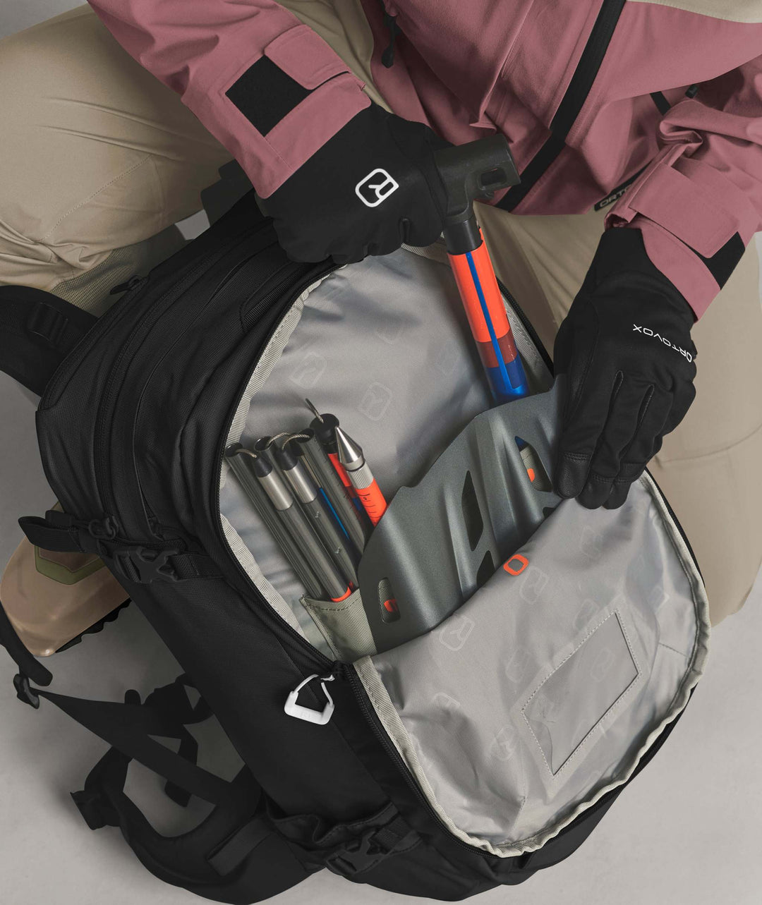 Ortovox Haute Route 30 S Black Raven, comparto di sicurezza aperto per pala e sonda