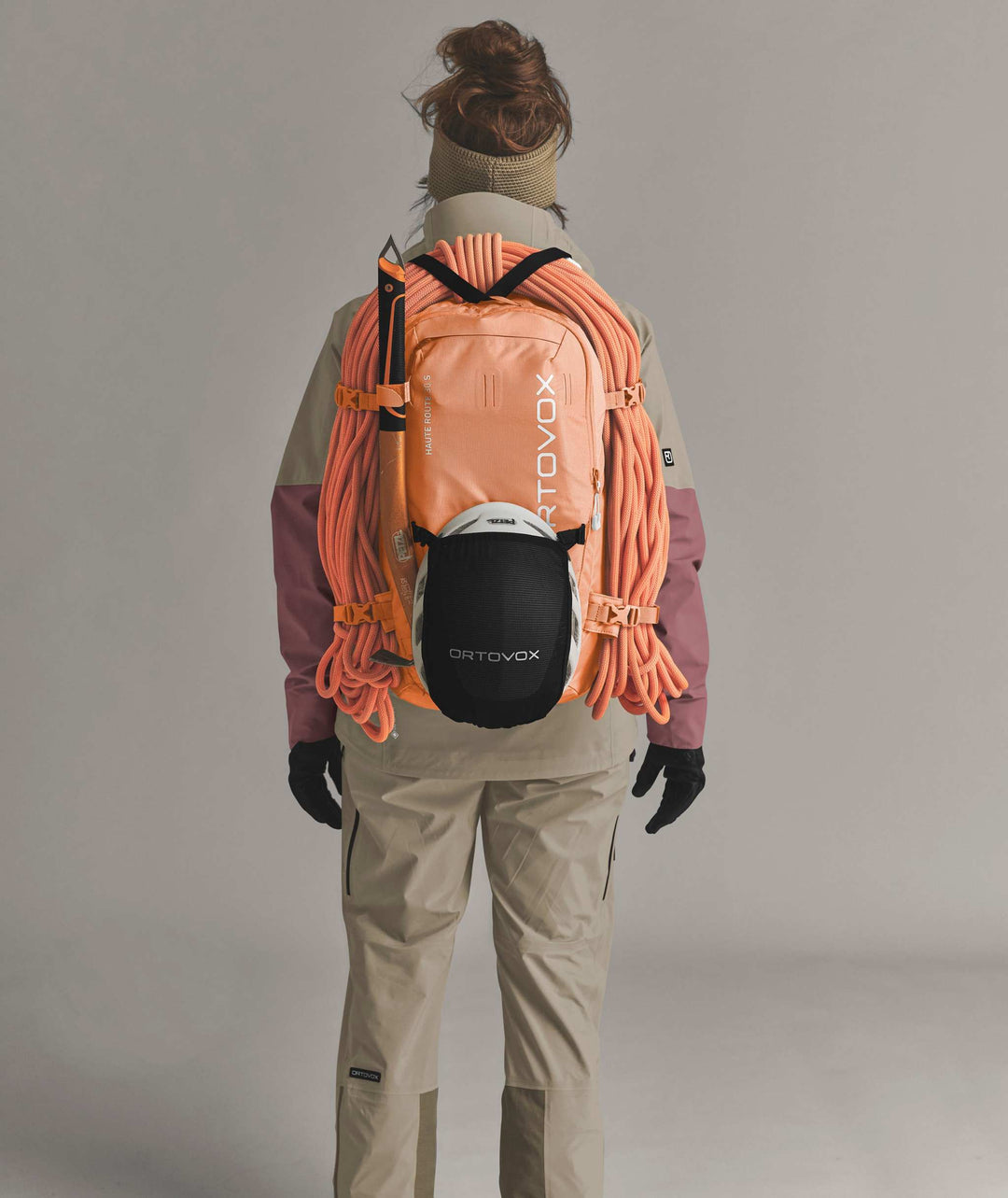 Ortovox Haute Route 30 S Faded Tangerine, indossato con fissaggio di corda e casco