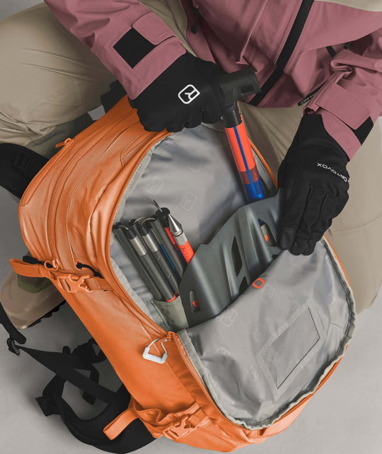 Ortovox Haute Route 30 S Faded Tangerine, comparto di sicurezza aperto per pala e sonda
