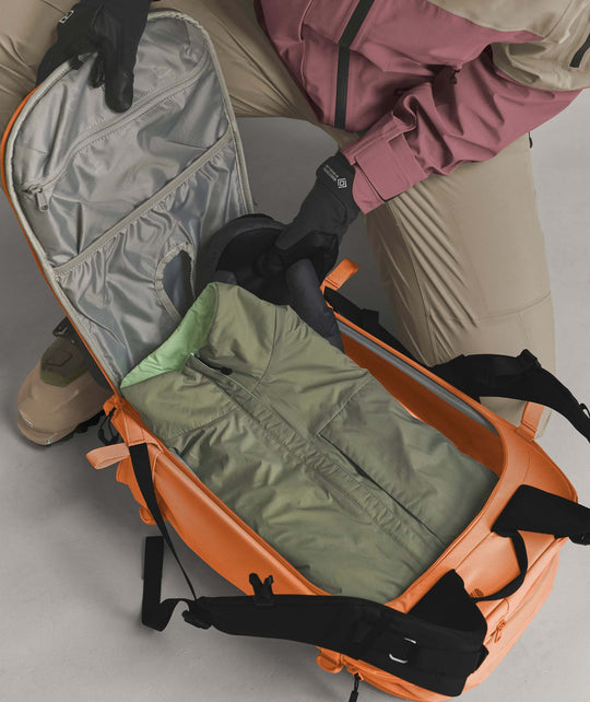 Ortovox Haute Route 30 S Faded Tangerine, comparto principale aperto con equipaggiamento
