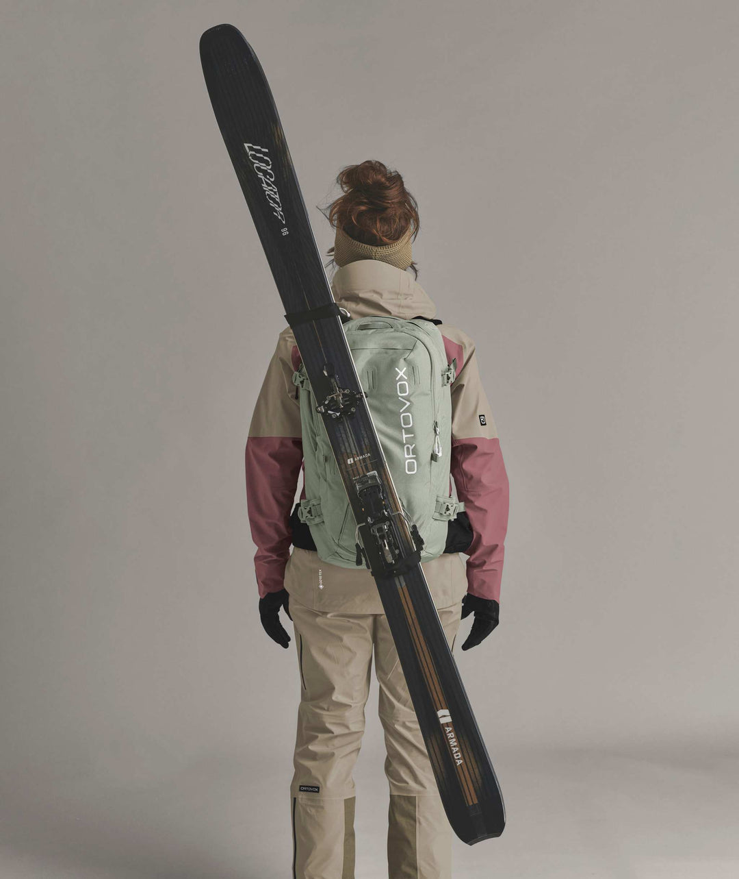 Ortovox Haute Route 30 S Green Sage, indossato con sci fissati in diagonale
