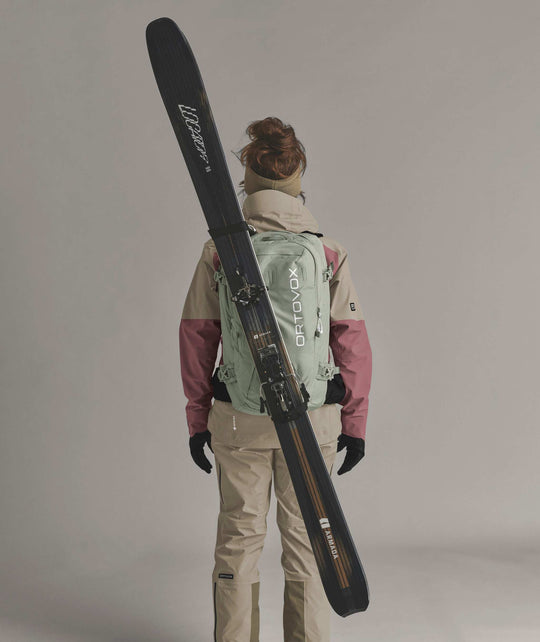 Ortovox Haute Route 30 S Green Sage, indossato con sci fissati in diagonale