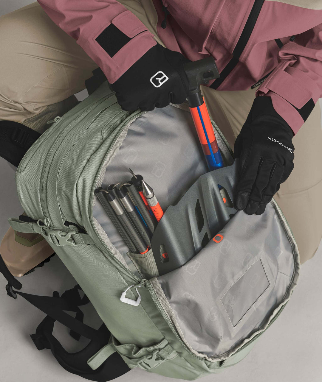 Ortovox Haute Route 30 S Green Sage, comparto di sicurezza aperto per pala e sonda