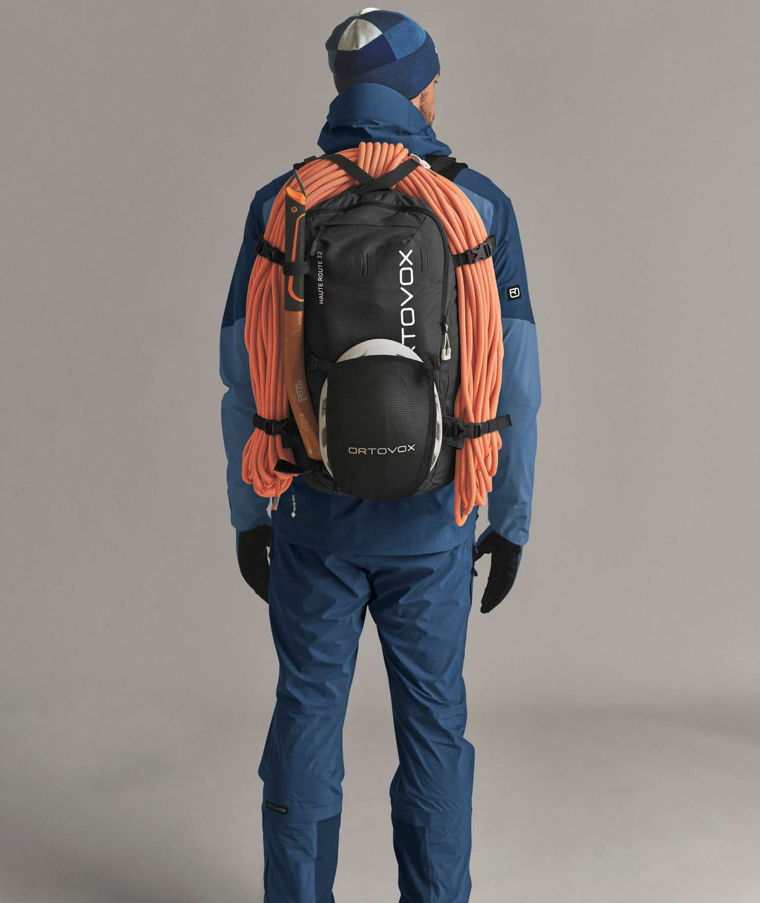 Ortovox Haute Route 32 Black Raven, indossato con fissaggio di corda e casco