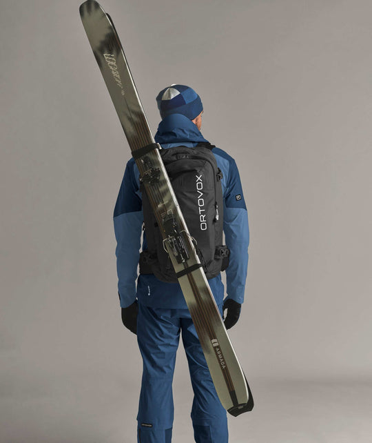 Ortovox Haute Route 32 Black Raven, indossato con sci fissati in diagonale