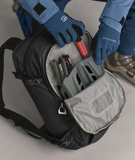Ortovox Haute Route 32 Black Raven, comparto di sicurezza aperto per pala e sonda