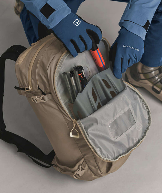 Ortovox Haute Route 32 Dark Linen, comparto di sicurezza aperto per pala e sonda