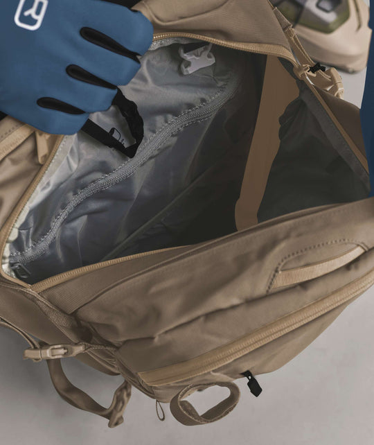 Ortovox Haute Route 32 Dark Linen, accesso dorsale al comparto principale