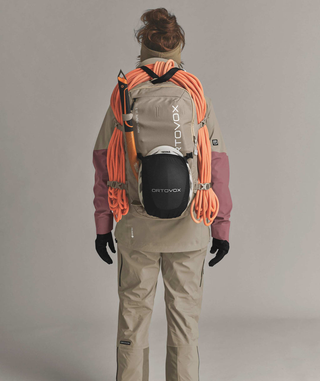 Ortovox Haute Route 38 S Dark Linen, indossato con fissaggio di corda e casco