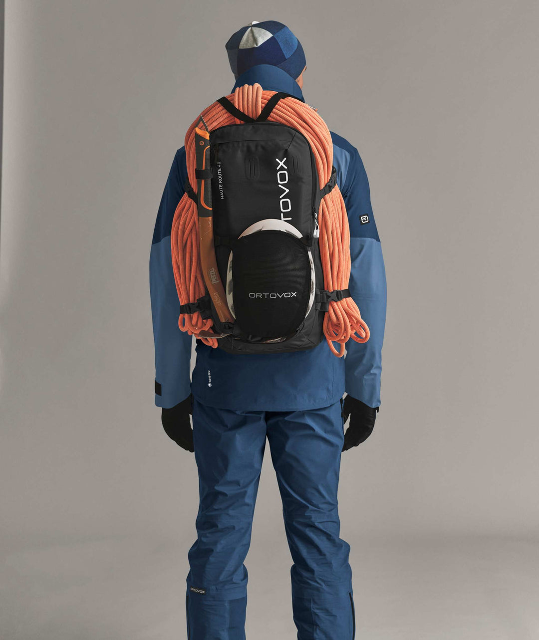 Ortovox Haute Route 40 Black Raven, indossato con fissaggio di corda e casco