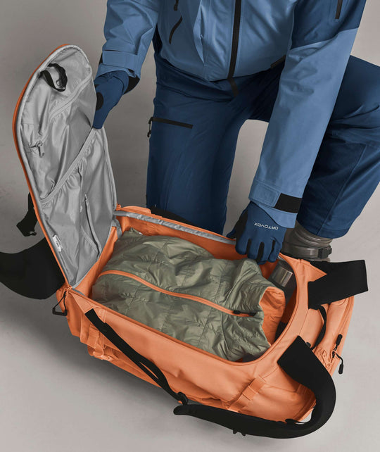 Ortovox Haute Route 40 Faded Tangerine, comparto principale aperto con equipaggiamento