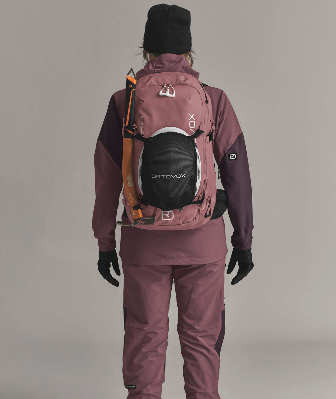 Ortovox Venet Tour 28 S Dusk Rose, indossato con casco fissato all’esterno