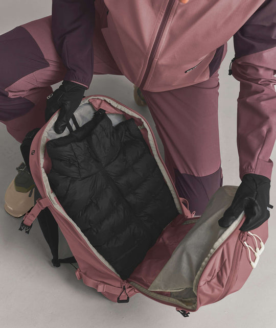 Ortovox Venet Tour 28 S Dusk Rose, comparto principale aperto con equipaggiamento