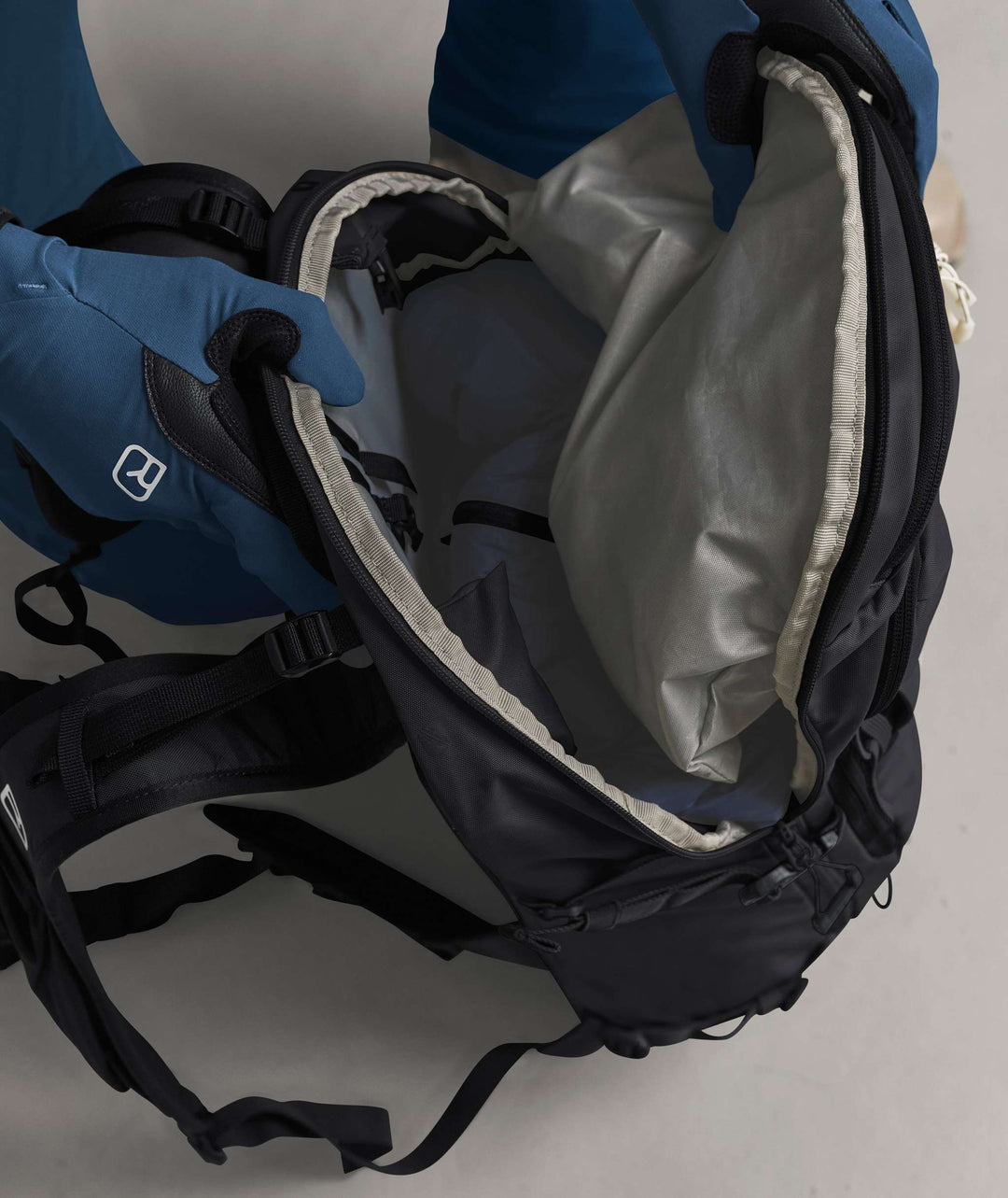 Ortovox Venet Tour 30 Black Raven, accesso laterale al comparto principale