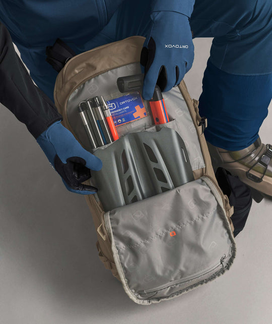 Ortovox Venet Tour 30 Dark Linen, comparto di sicurezza aperto per pala e sonda