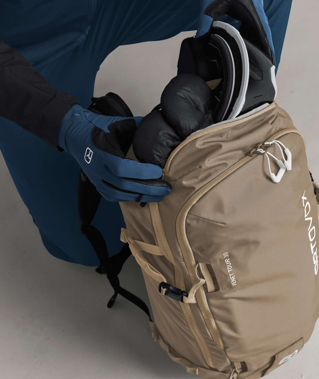 Ortovox Venet Tour 30 Dark Linen, tasca superiore con maschera da sci