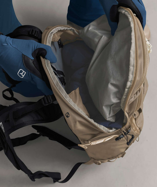 Ortovox Venet Tour 30 Dark Linen, accesso laterale al comparto principale