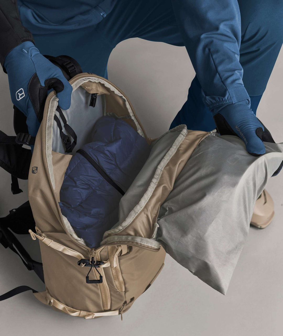 Ortovox Venet Tour 30 Dark Linen, estrazione di un capo dal comparto principale