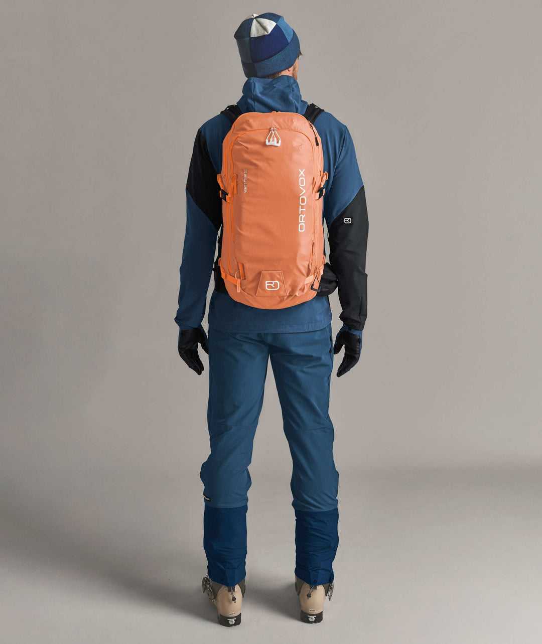 Ortovox Venet Tour 30 Faded Tangerine, indossato, vista posteriore