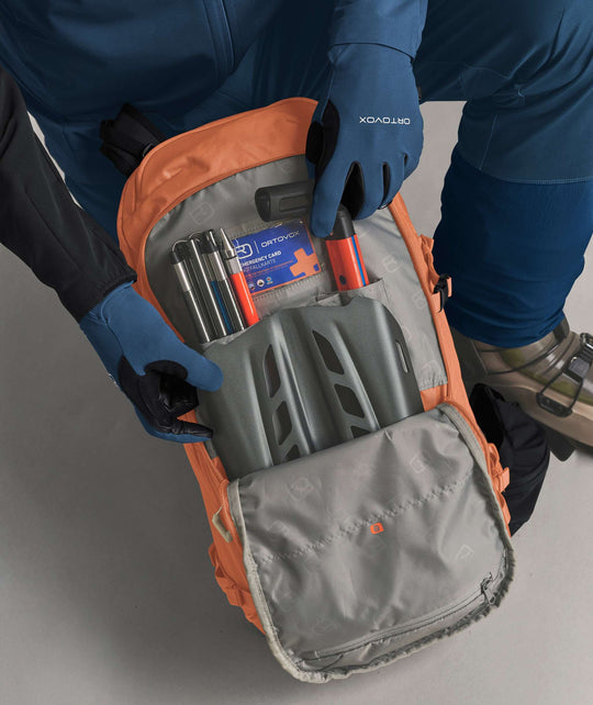 Ortovox Venet Tour 30 Faded Tangerine, comparto di sicurezza aperto per pala e sonda