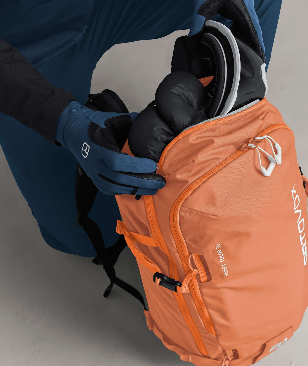 Ortovox Venet Tour 30 Faded Tangerine, tasca superiore con maschera da sci