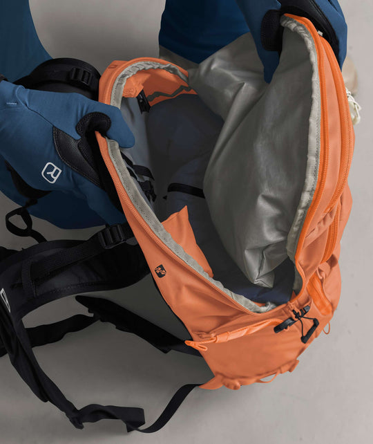 Ortovox Venet Tour 30 Faded Tangerine, accesso laterale al comparto principale