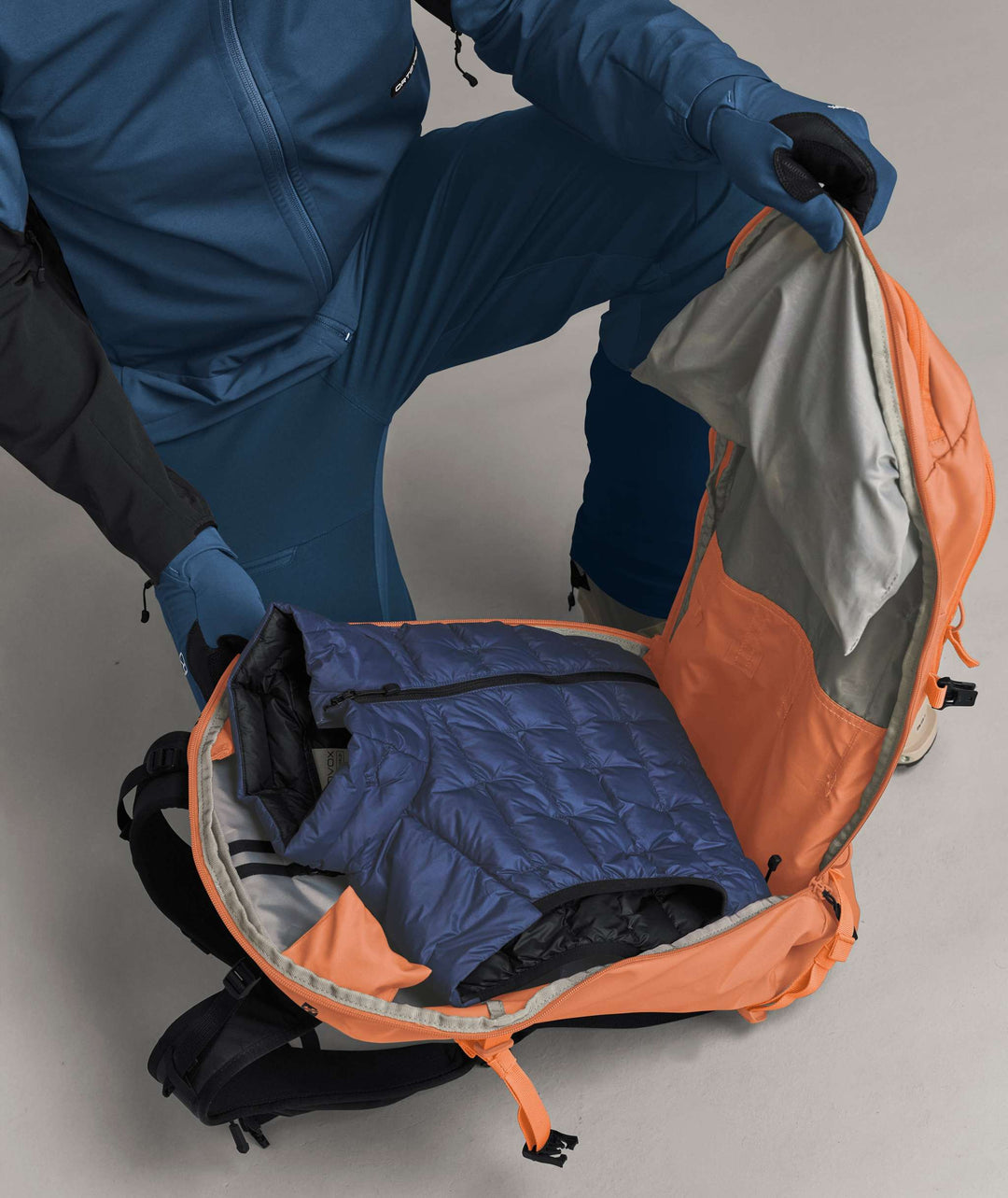 Ortovox Venet Tour 30 Faded Tangerine, comparto principale aperto con equipaggiamento