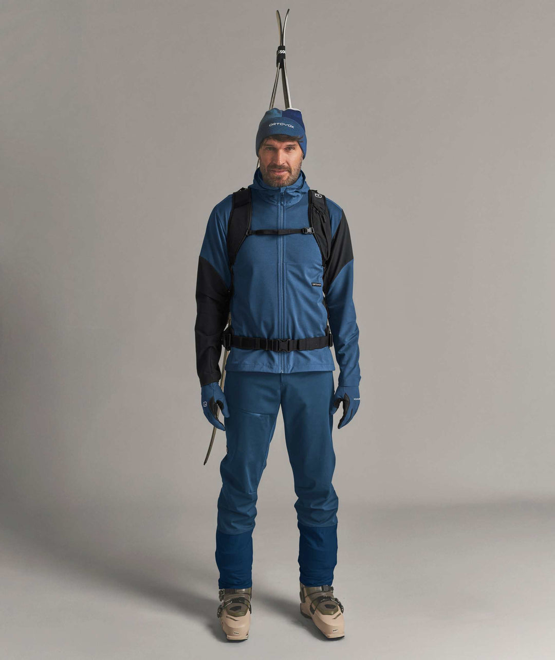 Ortovox Venet Tour 30 Light Nunatak, indossato con sci, vista frontale