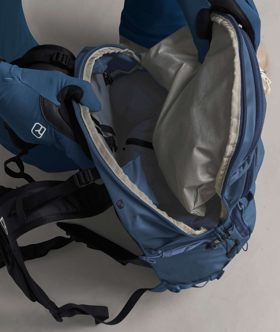 Ortovox Venet Tour 30 Light Nunatak, accesso laterale al comparto principale