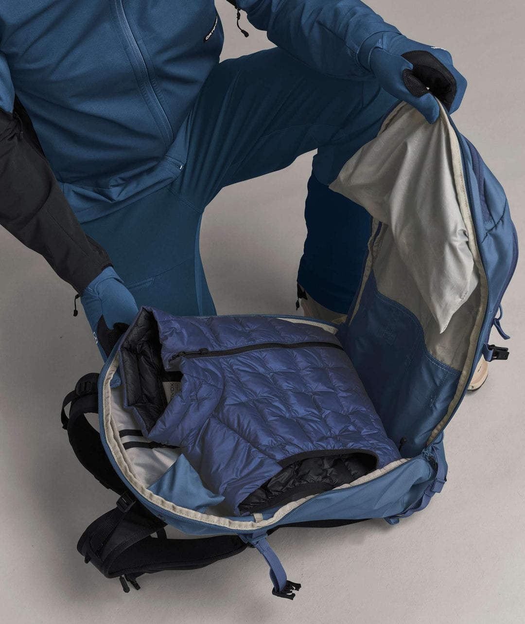 Ortovox Venet Tour 30 Light Nunatak, comparto principale aperto con equipaggiamento