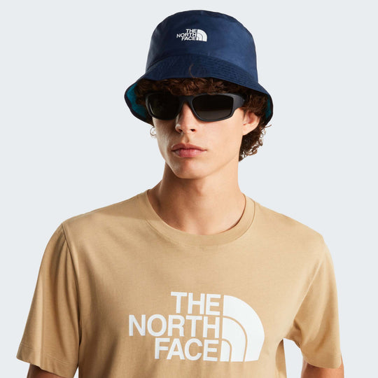 The North Face Sun Stash Hat Summit Navy/River Ice, indossato lato blu