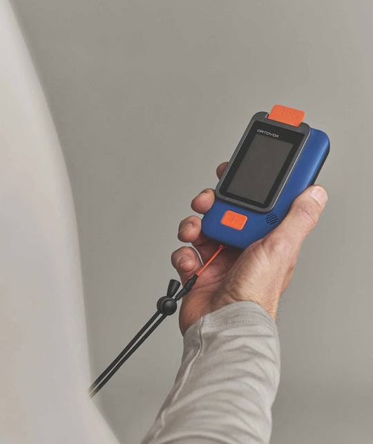 Ortovox Focus Voice Safety Blue, tenuto in mano