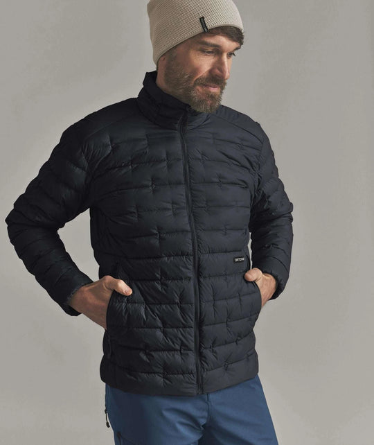 Ortovox Downwool 180 Jacket M Black Raven: indossata, vista frontale ravvicinata