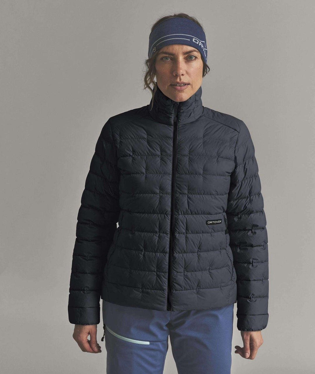 Ortovox Downwool 180 Jacket W Black Raven: indossata, vista frontale