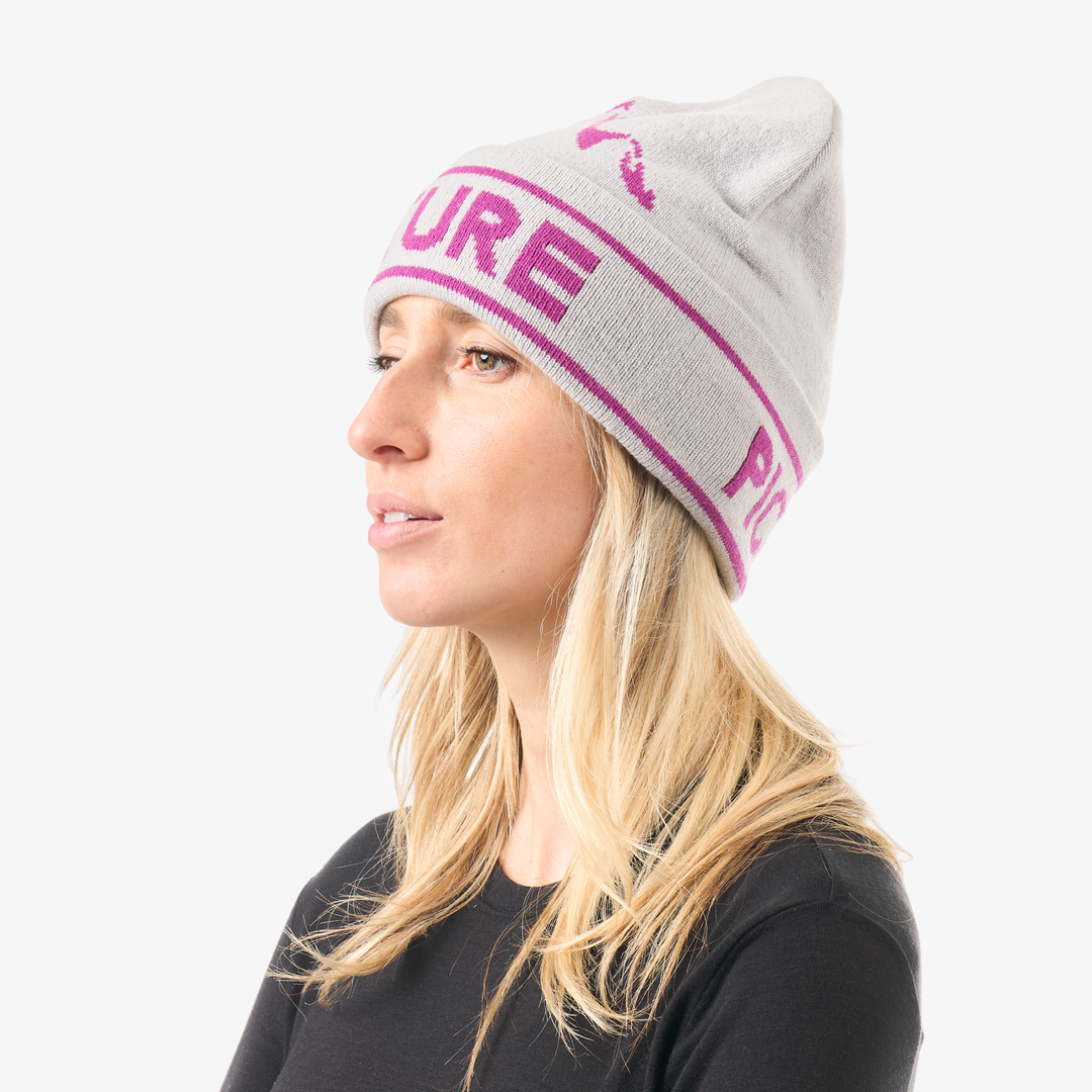 Picture Mountain Beanie Vapor Grey, indossato laterale donna